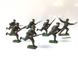 BRITAINS 1613 British Army charging arms and gun - Each - (21046)