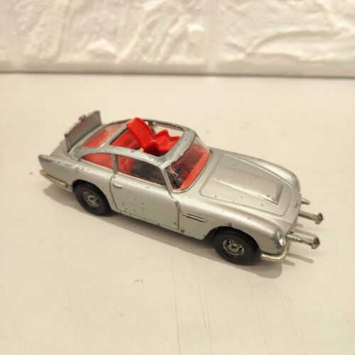 DINKY 007 White plastic female petrol pump attendant painted - Each - (17263)