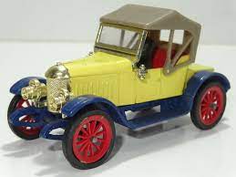 DINKY 476 Morris Oxford red plastic spoked road wheel with rubber tyre - Each - (18263)